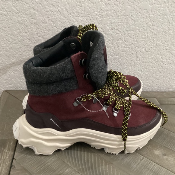 SOREL Kinetic Breakthru Conquest Waterproof Boot (Women), size 9.5 - Picture 4 of 12